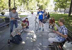 Akcijos dalyviai fotografavosi su plakatu &bdquo;Lietuva myli Lenkiją&ldquo;