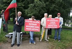 Jungtinio demokratinio judėjimo (JDJ) pikete Rusijos valdžia raginama nutraukti muitinės karą prie&scaron; Lietuvą, taip pat būti demokrati&scaron;ka kaimyne ir stabdyti žmogaus teisių gynėjų žudynes. 