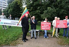 Jungtinio demokratinio judėjimo (JDJ) pikete Rusijos valdžia raginama nutraukti muitinės karą prie&scaron; Lietuvą, taip pat būti demokrati&scaron;ka kaimyne ir stabdyti žmogaus teisių gynėjų žudynes. 