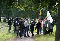 Jungtinio demokratinio judėjimo (JDJ) pikete Rusijos valdžia raginama nutraukti muitinės karą prie&scaron; Lietuvą, taip pat būti demokrati&scaron;ka kaimyne ir stabdyti žmogaus teisių gynėjų žudynes. 