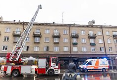 Į namą esantį &scaron;alia Seimo skubėjo ugnegesiai gelbėtojai