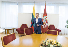 Ramūnas Karbauskis pasira&scaron;ė valdančiųjų parengtą susitarimą &bdquo;Dėl Lietuvos nacionalinio saugumo artimiausio laikotarpio sustiprinimo&ldquo;