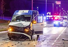 Girtas autobusiuko vairuotojas Ateities gatvėje smarkiai trenkėsi į stovintį &bdquo;Peugeot&ldquo; automobilį