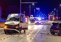 Girtas autobusiuko vairuotojas Ateities gatvėje smarkiai trenkėsi į stovintį &bdquo;Peugeot&ldquo; automobilį