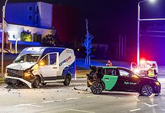 Girtas autobusiuko vairuotojas Ateities gatvėje smarkiai trenkėsi į stovintį &bdquo;Peugeot&ldquo; automobilį