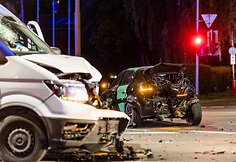 Girtas autobusiuko vairuotojas Ateities gatvėje smarkiai trenkėsi į stovintį &bdquo;Peugeot&ldquo; automobilį