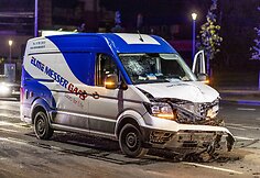 Girtas autobusiuko vairuotojas Ateities gatvėje smarkiai trenkėsi į stovintį &bdquo;Peugeot&ldquo; automobilį