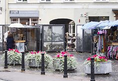 Suvenyrų pardavėjai pasipiktino be jų žinios i&scaron;vežtais prekybos paviljonais.