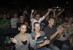 Sirgaliai stebi Europos čempionato finalą.