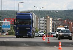 Vilniuje prie naujojo Ozo g. esančio viaduko buvo filmuojama Austrijos rinkai skirta "Schogetten" &scaron;okolado reklama, kurioje dalyvavo lietuvis kaskadininkas, &scaron;okęs nuo tilto ant važiuojančio sunkvežimio.
