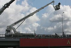 Vilniuje prie naujojo Ozo g. esančio viaduko buvo filmuojama Austrijos rinkai skirta "Schogetten" &scaron;okolado reklama, kurioje dalyvavo lietuvis kaskadininkas, &scaron;okęs nuo tilto ant važiuojančio sunkvežimio.