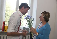 Į gimtadienį susirinko būrys svečių.