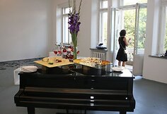 Į gimtadienį susirinko būrys svečių.