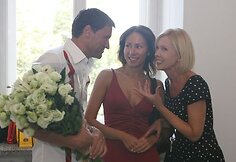 Į gimtadienį susirinko būrys svečių.
