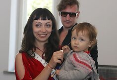 Į gimtadienį susirinko būrys svečių.