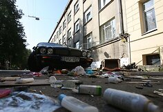 Nemažai daiktų po naktinio siautėjimo kieme buvo surinkta.