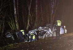 Policijos stabdomas BMW nestojo &ndash; nulėkė nuo kelio ir trenkėsi į medį: žuvo jaunas vairuotojas