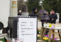 Prekyba kapinių pašonėje.