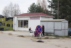 Prekyba kapinių pašonėje.