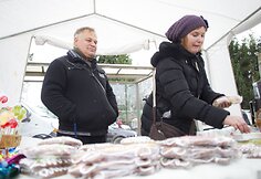 Prekyba kapinių pašonėje.