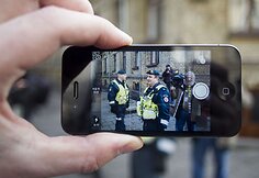 Susirinkę žiniasklaidos atstovai paplojo STT pareigūnams už &bdquo;gerą darbą&ldquo;.