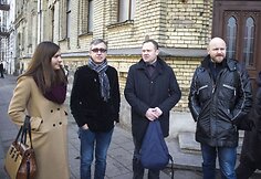 Susirinkę žiniasklaidos atstovai paplojo STT pareigūnams už &bdquo;gerą darbą&ldquo;.