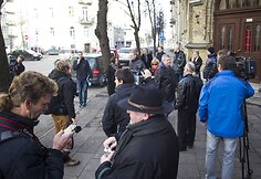 Susirinkę žiniasklaidos atstovai paplojo STT pareigūnams už &bdquo;gerą darbą&ldquo;.