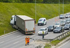 Dėl sunkiasvorio automobilio avarijos Vakariniame aplinkkelyje kilo eismo spūstys