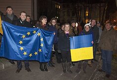 De&scaron;imtys jaunuolių Vilniuje prie ambasados i&scaron;rei&scaron;kė paramą Ukrainos protestuotojams.