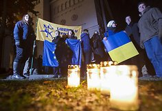 De&scaron;imtys jaunuolių Vilniuje prie ambasados i&scaron;rei&scaron;kė paramą Ukrainos protestuotojams.