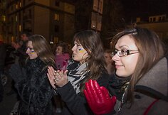 De&scaron;imtys jaunuolių Vilniuje prie ambasados i&scaron;rei&scaron;kė paramą Ukrainos protestuotojams.