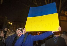 De&scaron;imtys jaunuolių Vilniuje prie ambasados i&scaron;rei&scaron;kė paramą Ukrainos protestuotojams.