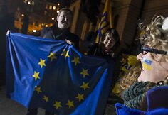 De&scaron;imtys jaunuolių Vilniuje prie ambasados i&scaron;rei&scaron;kė paramą Ukrainos protestuotojams.