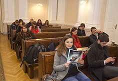 Į teismo posėdį susirinko žiūrovai ir žurnalistai