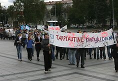 Lietuvos kurtieji, minėdami Tarptautinę kurčiųjų dieną, penktadienį Vilniuje organizuoja eitynes, kuriomis siekiama atkreipti visuomenės ir valdžios dėmesį į sunkumus, su kuriais susiduria negirdintys žmonės.