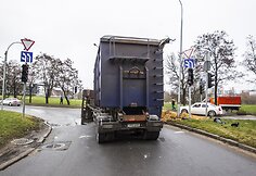 Vilniuje apvirto sunkvežimis su medžio drožlėmis