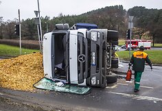 Vilniuje apvirto sunkvežimis su medžio drožlėmis