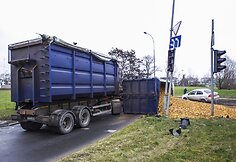 Vilniuje apvirto sunkvežimis su medžio drožlėmis