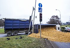 Vilniuje apvirto sunkvežimis su medžio drožlėmis