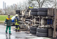 Vilniuje apvirto sunkvežimis su medžio drožlėmis