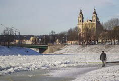 Šaltis sustingdė per Vilnių tekančią Nerį.