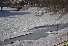 Šaltis sustingdė per Vilnių tekančią Nerį.
