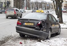 Taksi ir policijos automobilių avarija.
