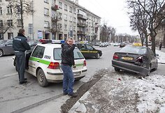 Taksi ir policijos automobilių avarija.