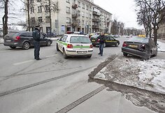 Taksi ir policijos automobilių avarija.