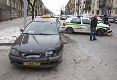 Taksi ir policijos automobilių avarija.