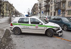 Taksi ir policijos automobilių avarija.
