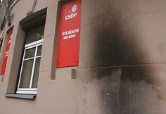 &Scaron;ią naktį į Lietuvos socialdemokratų partijos Vilniaus skyriaus būstinę sostinės Basanavičiaus gatvėje buvo mestas butelis su degiu skysčiu.