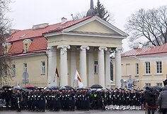Vėliavų pakėlimo ceremonija prie prezidentūros.