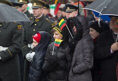Vėliavų pakėlimo ceremonija prie prezidentūros.